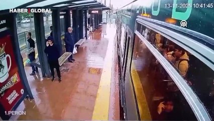 Gaziantep'te endişe veren anlar! Tramvaya yıldırım isabet etti