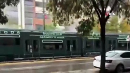 Gaziantep’te faciadan dönüldü: Yüzlerce yolcunun olduğu tramvaya yıldırım isabet etti