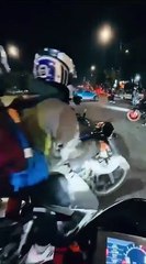Brutal video: un conductor atropelló a motociclistas, intentó escapar y fue asesinado a golpes
