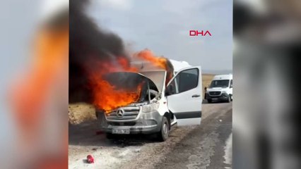 Van'da facianın eşiğinden dönüldü! Hareket halindeki minibüs alev aldı