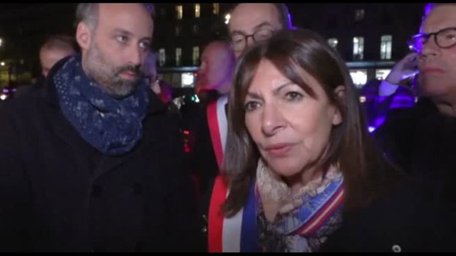 Dieci anni dall'incubo Bataclan, candele a Parigi in ricordo