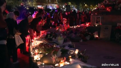 Dieci anni dall'incubo Bataclan, candele a Parigi in ricordo