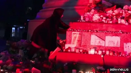 Dieci anni dall'incubo Bataclan, candele a Parigi in ricordo