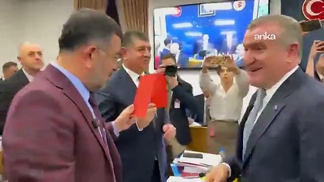 Gençlik ve Spor Bakanlığı Plan ve Bütçe Komisyonu toplantısında CHP’li vekiller, Bakan Osman Aşkın Bak’a kırmızı kart gösterdi