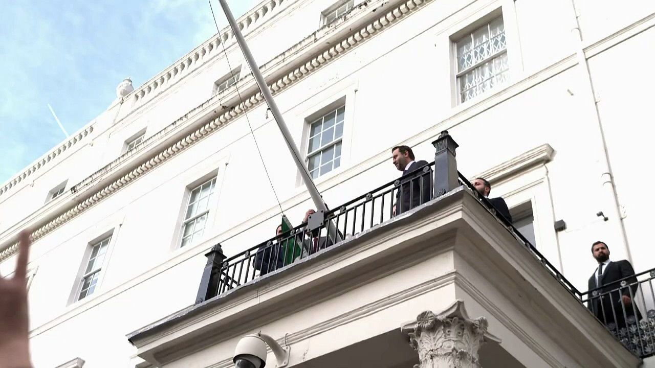 Syrian Foreign Minister raises Syrian flag during opening