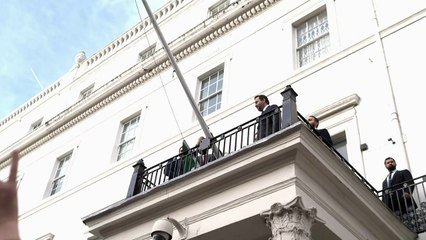 Syrian Foreign Minister raises Syrian flag during opening