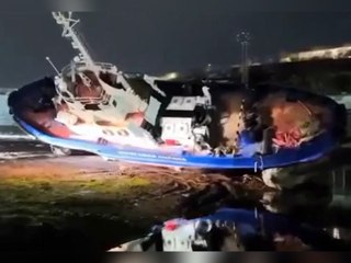 Bei Nacht- und Nebel-Aktion: Schiff kippt auf dem Trockenen um