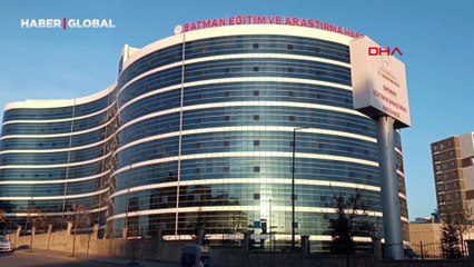 Otomobil refüje çarparak ters döndü: Kaza kamerada