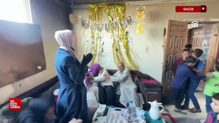 Gazze'de öğrenciler, lise bitirme sınavı sonuçlarını yıkıntılar arasında kutladı