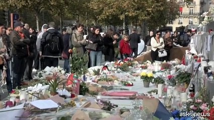 In centro a Parigi fiori e raccoglimento per la strage del 13 novembre