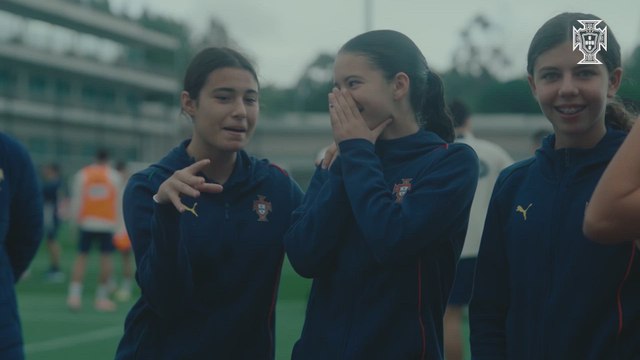 La selección femenina sub 16 de Portugal conoció a la selección mayor masculina: locura con Cristiano