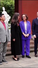 La #reinaLetizia durante una visita al memorial de la poetisa Xue Tao con motivo del 150 aniversario del nacimiento de Antonio Machado en Chengdu