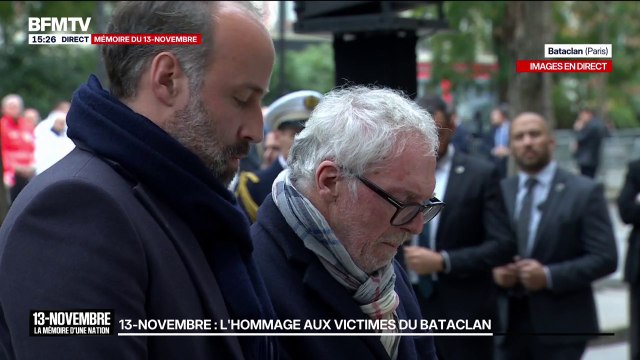 Commémorations du 13-Novembre: Les présidents des associations 13 one 15 fraternité et vérité et Life For Paris 13 novembre 2015 déposent une gerbe de fleurs à l'entrée du Bataclan