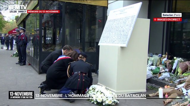 Commémorations du 13-Novembre: Emmanuel Macron et Anne Hidalgo déposent une gerbe de fleurs à l'entrée du Bataclan