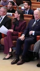 La reina Letizia se da un baño de masas y es testigo del furor del español entre los jóvenes chinos