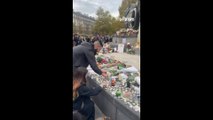 Fleurs et bougies s'accumulent place de la République