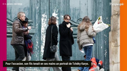 A l'église Saint-Roch, la femme et les enfants de Tchéky Karyo soudés : son fils Hélios, 10 ans, tient un objet précieux