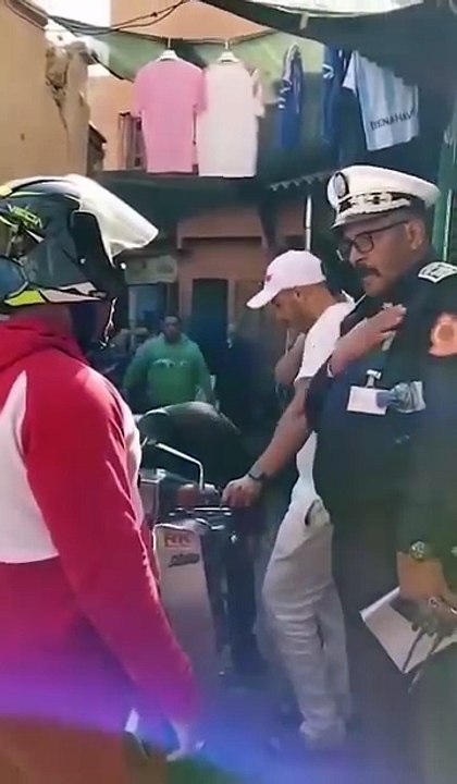 قمة الروعة...شرطي يشرح لمواطن انه ارتكب مخالفة وذا قال العكس له الحق ان يرفع دعوة قضائية ضد الشرطي