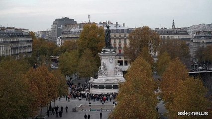 Bataclan, compare premio Oscar Dujardin a commemorazione vittime