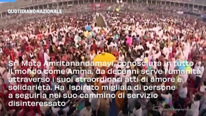 L’abbraccio di Amma, la leader umanitaria che aiuta il mondo