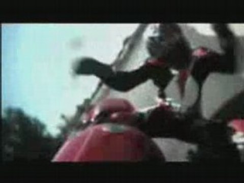 courir après sa moto après une chute [Remix]