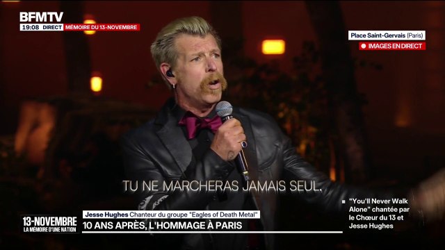 13-Novembre: Jesse Hughes, chanteur du groupe Eagles of Death Metal, chante You'll Never Walk Alone