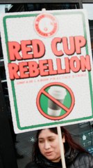 Trabajadores de Starbucks protestan en el Red Cup Day