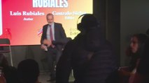 Le tiran un huevo a Rubiales en la presentación de su libro y reacciona yendo a por el agresor