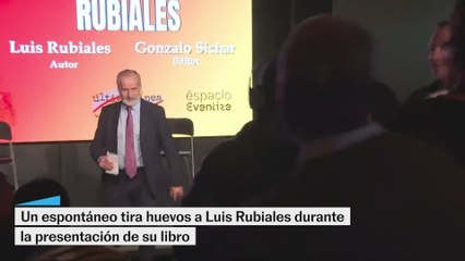 Un espontáneo tira huevos a Luis Rubiales durante la presentación de su libro: "Queremos saber quién es para la correspondiente denuncia"