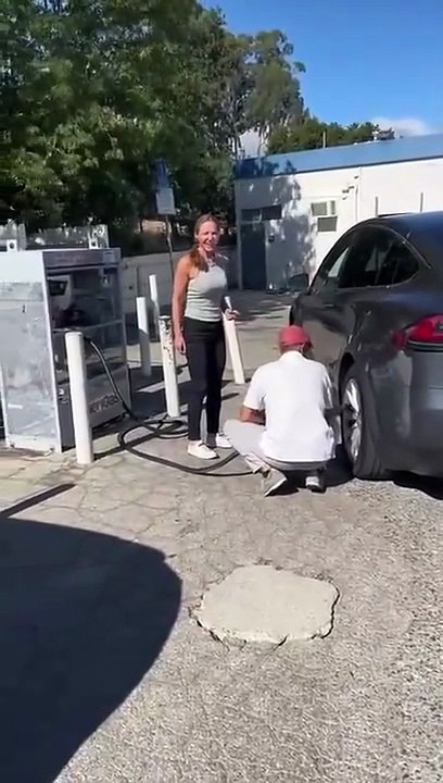 Ces débiles veulent regonfler les pneus d'une Tesla avec du propane