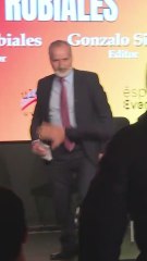 Le tiran un huevo a Rubiales en la presentación de su libro y reacciona yendo a por el agresor
