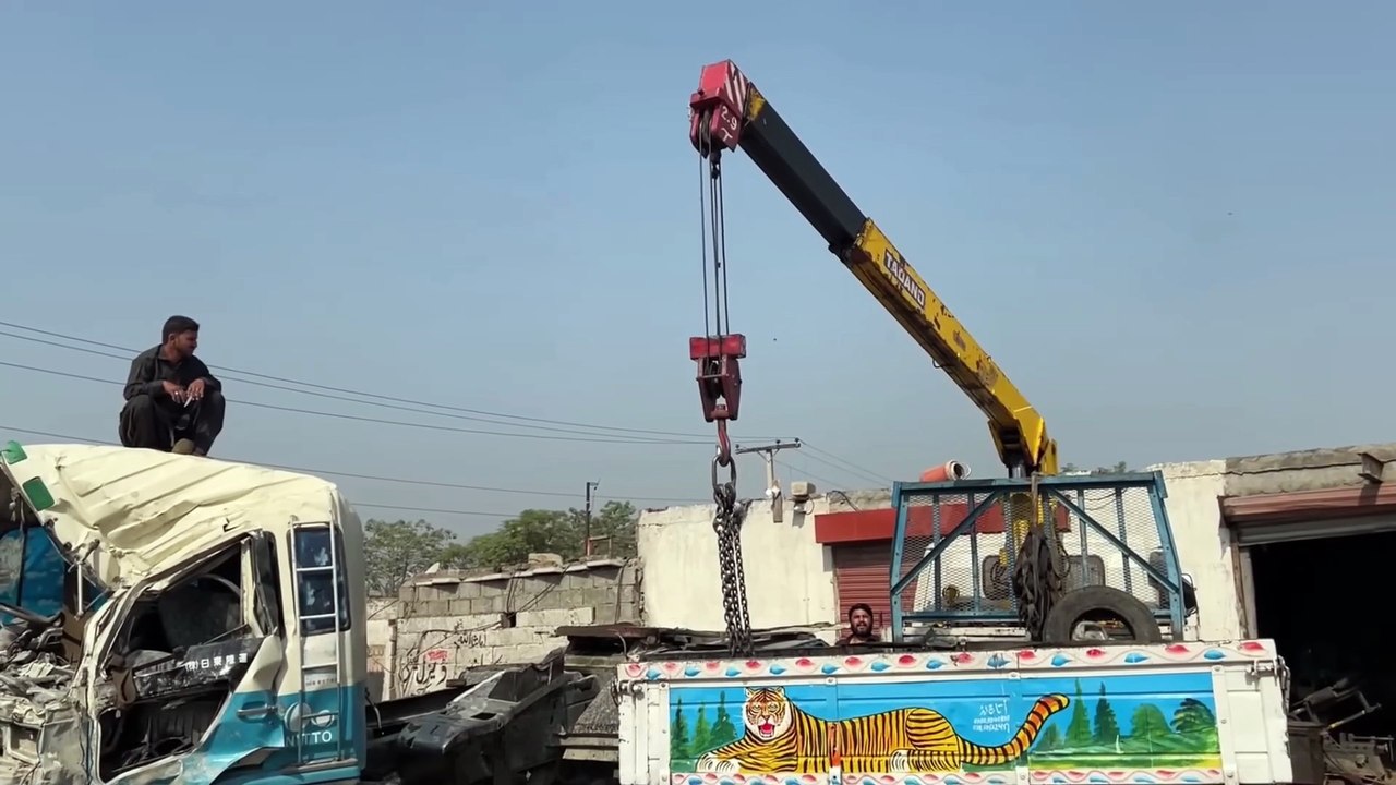 Complete Workshop Repair of Accidented PakistaniTruck!Back on the Road