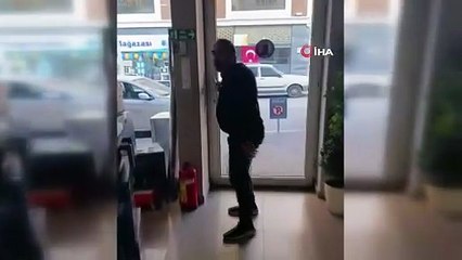 Satın aldığı bulaşık makinesi teşhir ürünü çıkınca mağazanın önüne attı