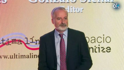 Un individuo intenta agredir a Rubiales a huevazos en la presentación de su libro