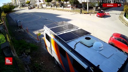 Bursa'da ehliyetsiz sürücünün çarptığı motosikletteki kurye yaralandı