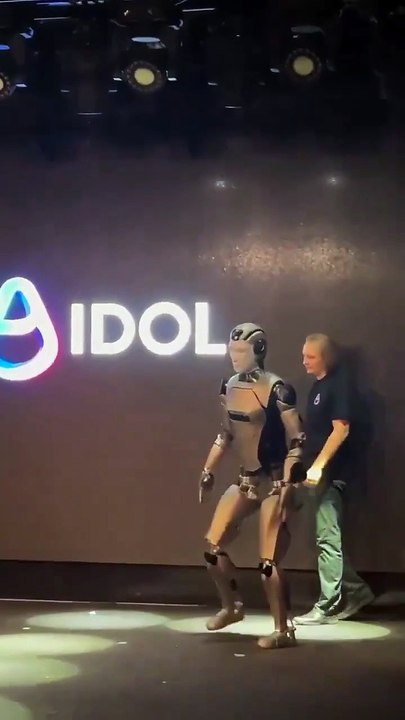 El Fallido Debut de AIdol: El Primer Robot Huma...