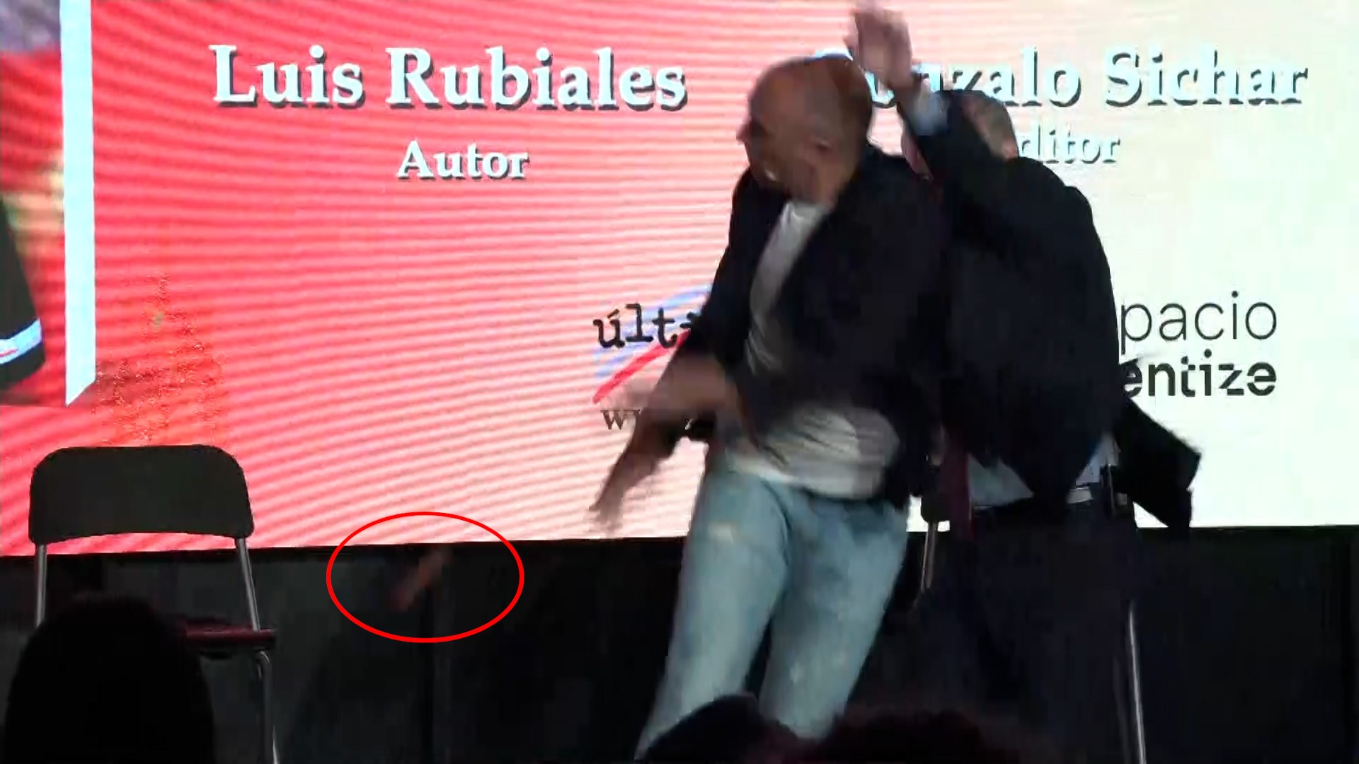 El tío de Luis Rubiales le lanza varios huevos durante la presentación de su libro