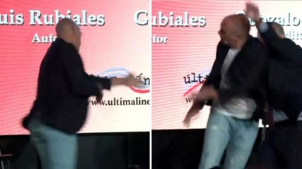 Gli lanciano uova mentre presenta il libro: Rubiales si scaglia contro l'aggressore