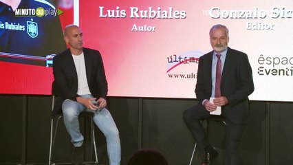¡Tremenda huevonada! A Luis Rubiales lo agarraron a huevo en plena presentación de su libro