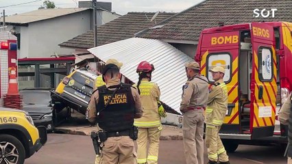 Viatura da PM sobe sobre Corolla após colisão na Região Norte, em Cascavel