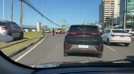 VÍDEO: Carro bate em poste e causa engarrafamento na Avenida Paralela