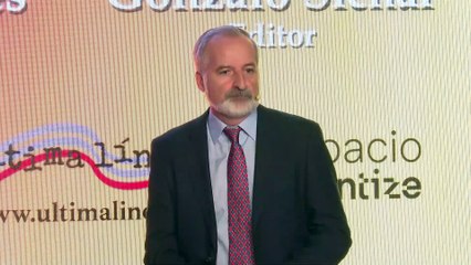 El tío de Luis Rubiales, hermano pequeño de su padre, le lanza dos huevos en la presentación de su libro