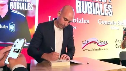 Rubiales sufre la 'agresión' de su tío en la presentación de su libro