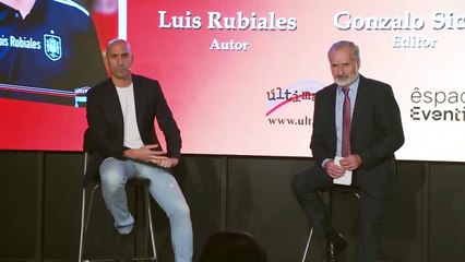 Luis Rubiales, atacado a huevazos durante la presentación de su libro