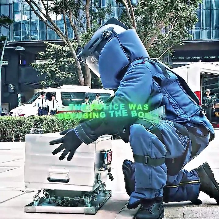The bomb disposal expert is under heavy fire from snipers #shorts #movie