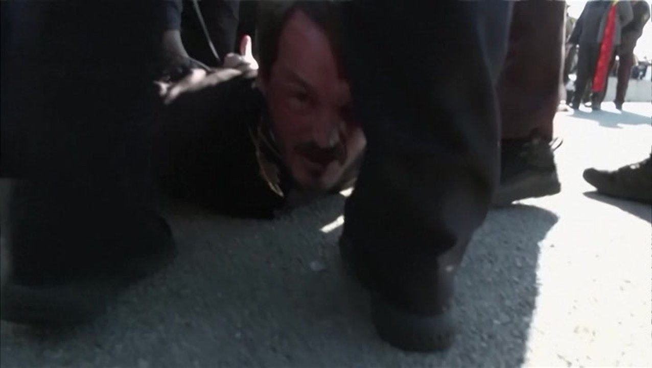 Chaos ensues outside Broadview ICE facility as police wrangle up unruly anti-ICE protestors