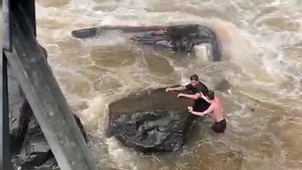 tn7-Caen 10 metros catarata abajo con todo y carro y sobreviven para contarlo.-131125