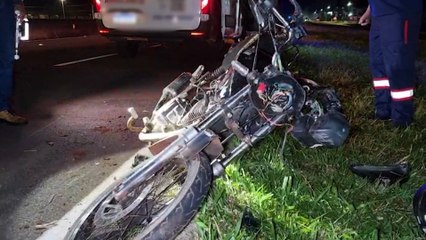 Ambulância e motocicleta se envolvem em acidente na BR-277 em Cascavel