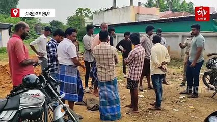 கோயில் குளத்தில் சுற்றித் திரிந்த முதலையை பிடித்த ஊர் மக்கள்!