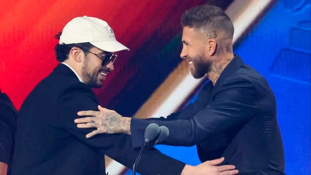 De Sergio Ramos a Bad Bunny, el futbolista de Rayados entrega el Latin Grammy al Mejor álbum urbano del año